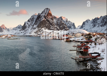 Rorbuer, cabines en bois traditionnel, Reine, île de Moskenesøya, îles Lofoten, Norvège du Nord, Norvège, Europe Banque D'Images