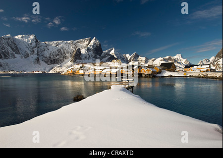 Rorbuer, cabines en bois traditionnel, Reine, île de Moskenesøya, îles Lofoten, Norvège du Nord, Norvège, Europe Banque D'Images