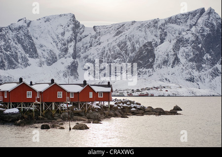 Rorbuer, cabines en bois traditionnel, Reine, île de Moskenesøya, îles Lofoten, Norvège du Nord, Norvège, Europe Banque D'Images