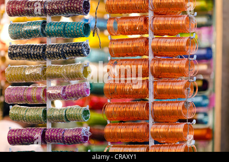 Bracelets en verre, marché Laad, Hyderabad, Andhra Pradesh, Inde, Asie Banque D'Images