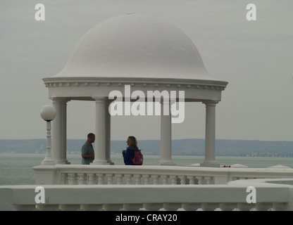 Un homme et une femme en pleine discussion dans un bâtiment d'architecture de bord de mer, Bexhill Banque D'Images