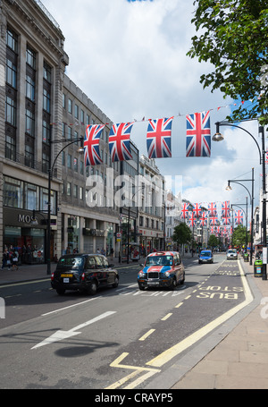 Les taxis de Londres sur Oxford Street, Londres, Angleterre. Banque D'Images