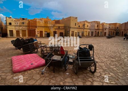 Place du marché médiéval dans le petit village de Beni Isguen dans le site du patrimoine mondial de l'Algérie, M'zab, Afrique Banque D'Images