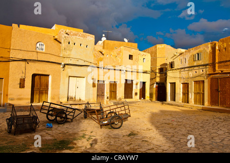 Place du marché médiéval dans le petit village de Beni Isguen dans le site du patrimoine mondial de l'Algérie, M'zab, Afrique Banque D'Images