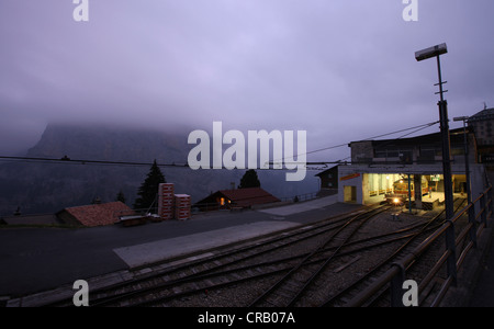 Murren mountain railway station et les Alpes bernoises en Suisse. Banque D'Images