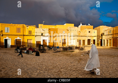 Place du marché médiéval dans le petit village de Beni Isguen dans le site du patrimoine mondial de l'Algérie, M'zab, Afrique Banque D'Images