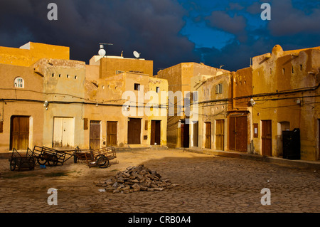 Place du marché médiéval dans le petit village de Beni Isguen dans le site du patrimoine mondial de l'Algérie, M'zab, Afrique Banque D'Images