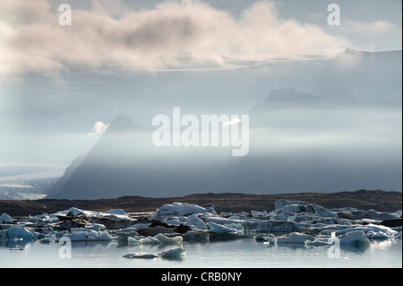 Les icebergs flottant dans la lagune du glacier Joekulsarlon, Sud de l'Islande, de l'Europe Banque D'Images