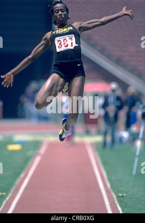 Jackie Joyner Kersee (USA) qui se font concurrence sur le saut en longueur au cours de la piste de l'équipe olympique 1984 et les essais au champ, Los Angeles, CA. Banque D'Images