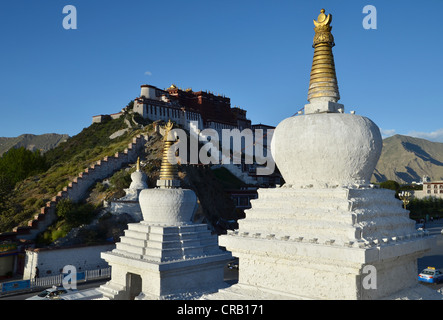 Chorten tibétain stupa, en face de palais du Potala, palais d'hiver du dalaï-lama à Lhassa, Tibet, Chine, Asie Banque D'Images