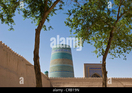 L'Ouzbékistan, Khiva, minaret Kalta Minor à Muhammad Amin Khan Madrassah Banque D'Images