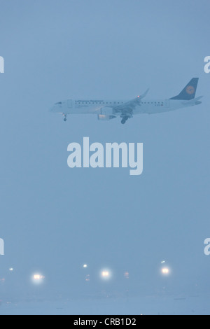 L'avion de Lufthansa l'atterrissage dans la neige lourde à l'aéroport de Frankfurt, Frankfurt am Main, Hesse, Germany, Europe Banque D'Images