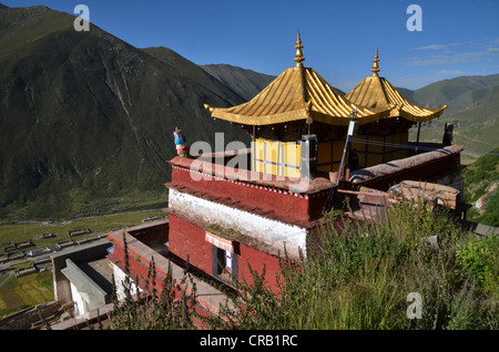 Le bouddhisme tibétain, toits d'or du monastère de Drigung, Drigung Til, vues d'un village tibétain Gonkar Meldro ci-dessous, Banque D'Images