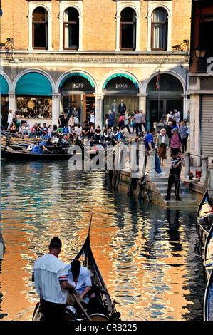 Orseolo Basino quartier de San Marco Venise Italie avec les touristes et les gondoles Banque D'Images