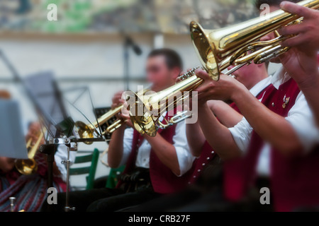 Le brass band dans une tente à bière jouant pendant l'ouverture de la Seeg Viehscheid, célébrant le retour du bétail de Banque D'Images