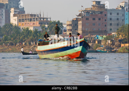 Laden barge dans le port très animé de Dhaka au Bangladesh, en Asie Banque D'Images