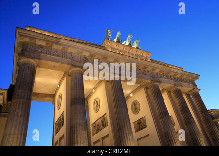 La porte de Brandebourg à l'heure bleue, Berlin-Mitte, Berlin, Germany, Europe Banque D'Images