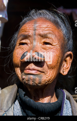 Vieille Femme de la tribu des Apatani, connu pour les morceaux de bois dans leur nez pour les rendre laids, Ziro, de l'Arunachal Pradesh Banque D'Images