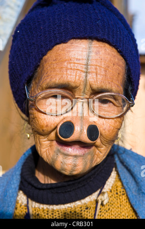 Vieille Femme de la tribu des Apatani, connu pour les morceaux de bois dans leur nez pour les rendre laids, Ziro, de l'Arunachal Pradesh Banque D'Images