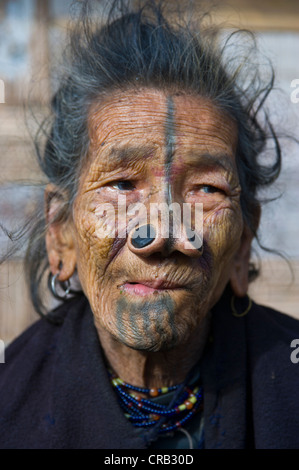 Vieille Femme de la tribu des Apatani, connu pour les morceaux de bois dans leur nez pour les rendre laids, Ziro, de l'Arunachal Pradesh Banque D'Images