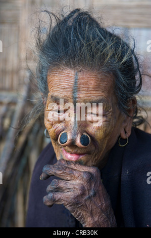 Vieille Femme de la tribu des Apatani, connu pour les morceaux de bois dans leur nez pour les rendre laids, Ziro, de l'Arunachal Pradesh Banque D'Images