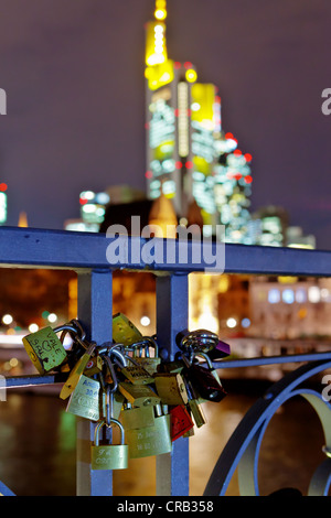 Les amateurs de cadenas sur le pont piétonnier Eiserner Steg, le bâtiment de la Commerzbank à l'arrière, Frankfurt am Main, Hesse Banque D'Images