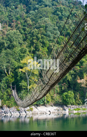 Très long pont suspendu suspendu fait de bambou, de même, de l'Arunachal Pradesh, au nord-est de l'Inde, l'Inde, l'Asie Banque D'Images