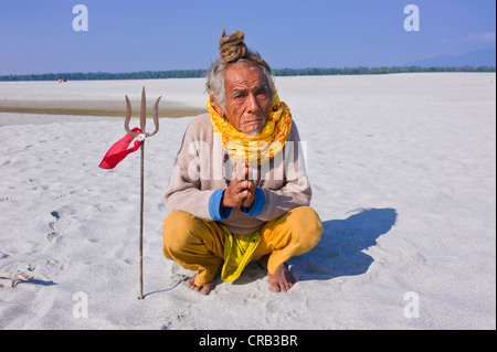 Sadhu, un saint homme, sur les bancs de sable le long du Brahmapoutre, de l'Assam, au nord-est de l'Inde, l'Inde, l'Asie Banque D'Images