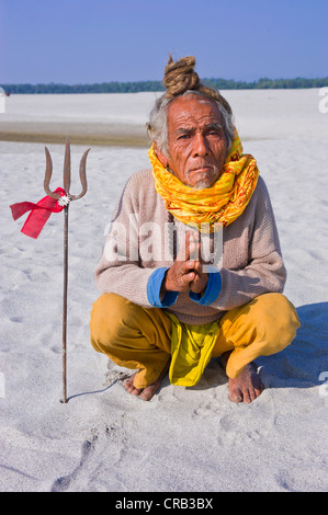 Sadhu, un saint homme, sur les bancs de sable le long du Brahmapoutre, de l'Assam, au nord-est de l'Inde, l'Inde, l'Asie Banque D'Images