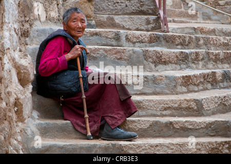 Personnes âgées pilgrim dans le Temple de Drepung, à Lhassa, au Tibet, en Asie Banque D'Images