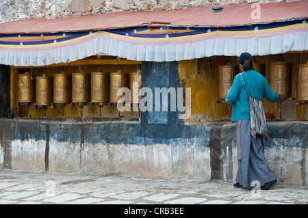 Personnes âgées pilgrim dans le Temple de Drepung, à Lhassa, au Tibet, en Asie Banque D'Images