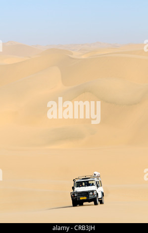 Landrover Defender véhicule hors route de la conduite dans les dunes de sable, parc national, partie de la Namibian National Skeleton Coast Banque D'Images