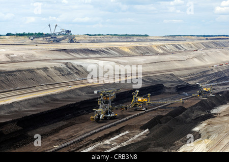 Couche de charbon et machines de l'Welzow-Sued à ciel ouvert, les mines de charbon brun par l'entreprise d'énergie Vattenfall, Basse Lusace Banque D'Images