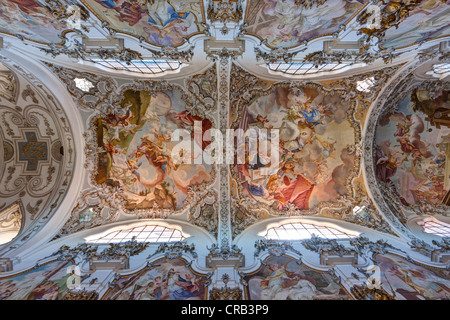 Des peintures au plafond dans la magnifique église paroissiale de Saint Jean Baptiste, ancienne église de l'abbaye des Prémontrés, Steingaden Banque D'Images