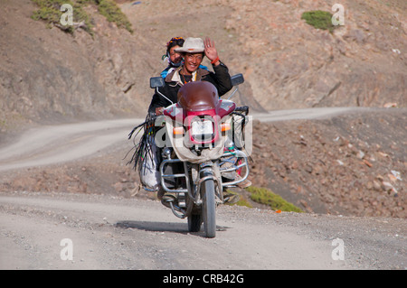 Couple sur une moto le long de la route du sud dans l'ouest du Tibet, Tibet, Asie Banque D'Images