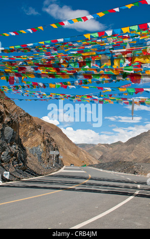 Les drapeaux de prières, Karo-La col sur la route de l'amitié, au Tibet, en Asie Banque D'Images