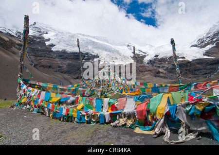 Les drapeaux de prières, des glaciers sur le Col de Karo-La la route de l'amitié, au Tibet, en Asie Banque D'Images