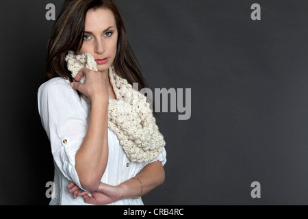 Jeune femme pensive avec un châle, portrait Banque D'Images