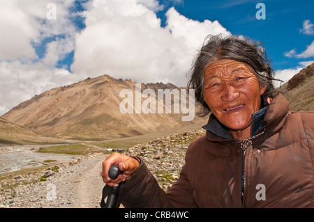 La Marche des pèlerins sur le Kailash Kora, chemin des pèlerins, l'ouest du Tibet, l'Asie Banque D'Images