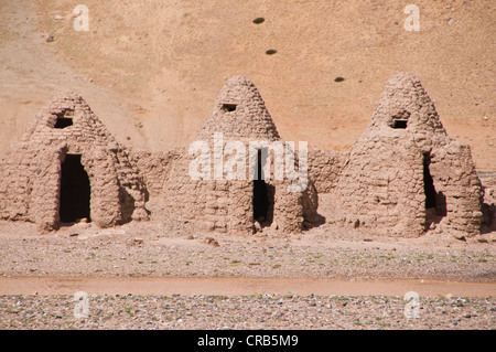 Tombes anciennes le long de la route entre Ali et Gerze, à l'ouest du Tibet, Tibet, Asie Banque D'Images