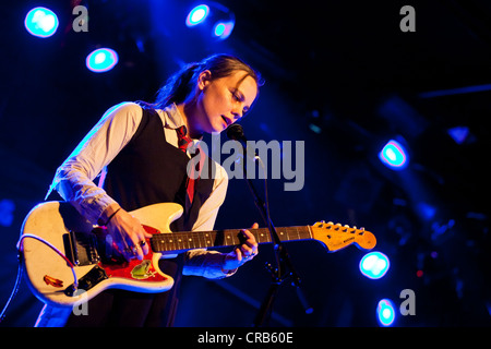 Chanteur et musicien britannique Emma Louise Niblett, connu sous le nom de Scout Niblett, dans la salle de concert Schueuer, Lucerne Banque D'Images