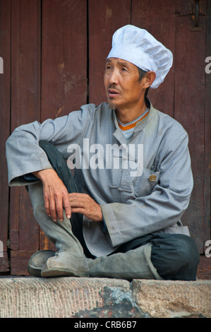 Homme avec chapeau de chef dans le Wutai Shan site monastique, Mont Wutai, UNESCO World Heritage Site, Shanxi, China, Asia Banque D'Images
