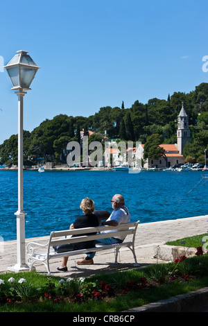 Couple de retraités assis sur un banc sur la promenade de Dubrovnik, Dalmatie centrale, Dalmatie, côte Adriatique, Croatie, Europe Banque D'Images