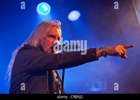 Singer Peter 'Biff Byford" du groupe de heavy metal britannique Saxon jouer live à l'Schueuer à Lucerne, Suisse, Europe Banque D'Images