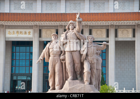 Statues héroïques devant le mausolée de Mao Tse Tung, Beijing, China, Asia Banque D'Images