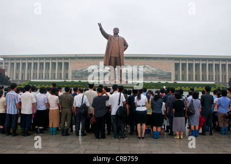 Visiteurs à la Kim Il Sung érigée sur la Colline Mansu, Pyongyang, Corée du Nord, d'Asie Banque D'Images