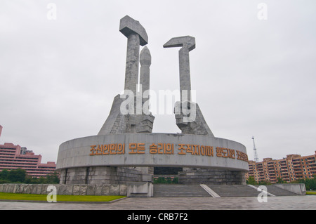 La faucille et du marteau et un stylo, Monument de la Korean Workers Party, Pyongyang, Corée du Nord, d'Asie Banque D'Images