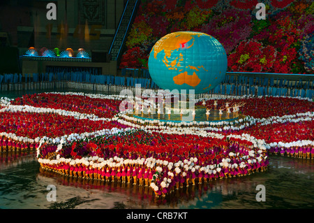 Danseurs et acrobates à l'Arirang Festival, le Grand nord-coréen et de Gymnastique de masse Performance artistique, Pyongyang Banque D'Images