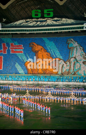 Danseurs et acrobates à l'Arirang Festival, le Grand nord-coréen et de Gymnastique de masse Performance artistique, Pyongyang Banque D'Images
