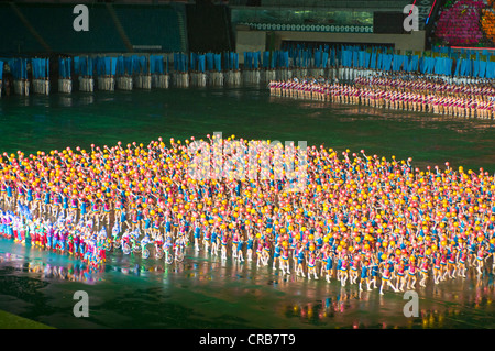 Danseurs et acrobates à l'Arirang Festival, le Grand nord-coréen et de Gymnastique de masse Performance artistique, Pyongyang Banque D'Images